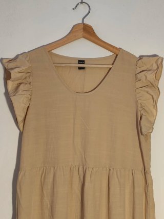 Vestido largo en color beige, de estilo romántico