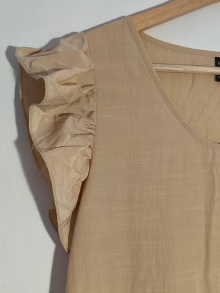 Vestido largo en color beige, de estilo romántico