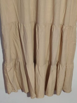 Vestido largo en color beige, de estilo romántico