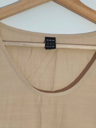 Vestido largo en color beige, de estilo romántico