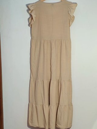 Vestido largo en color beige, de estilo romántico