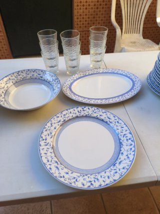 Vajilla cerámica esmaltada azul y blanca