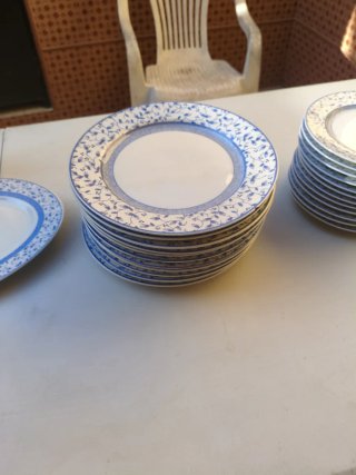 Vajilla cerámica esmaltada azul y blanca