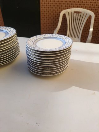 Vajilla cerámica esmaltada azul y blanca