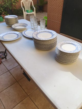 Vajilla cerámica esmaltada azul y blanca