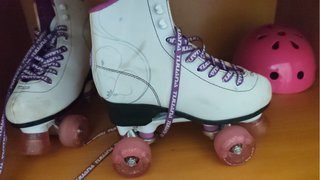 Patines de 4 ruedas blancos y morados