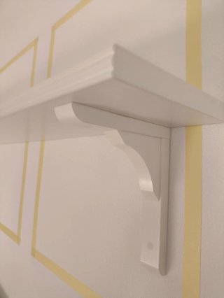Estante madera blanca.