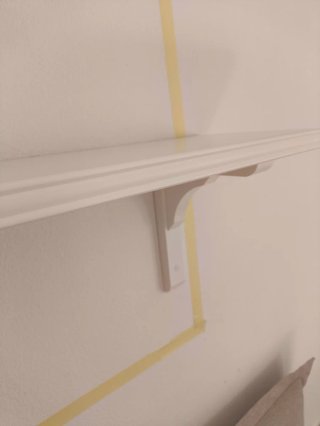 Estante madera blanca.