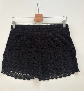 Shorts de encaje negro con forro