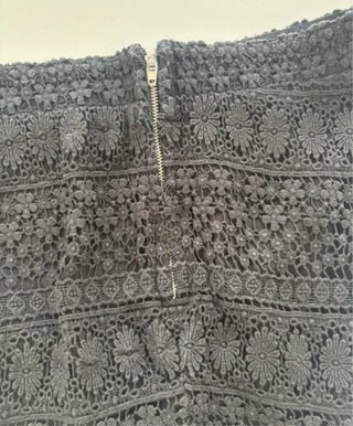 Shorts de encaje negro con forro