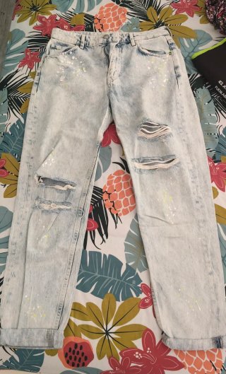 Pantalón vaquero desgastado y con rotos
