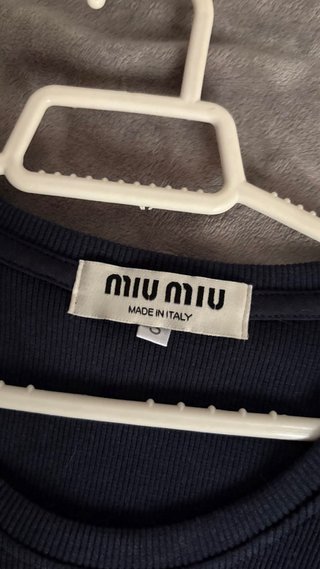 Miu Miu Top Azul con Logo Brillante