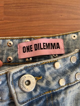 Vaqueros One Dilemma con tachuelas