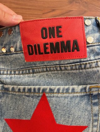 Vaqueros One Dilemma con tachuelas