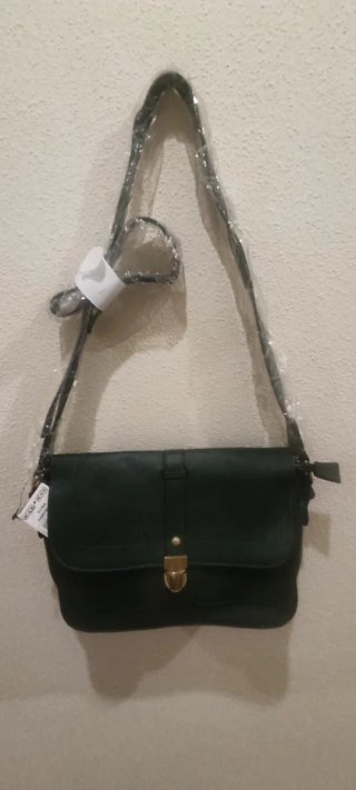 Bolso verde con cierre metálico