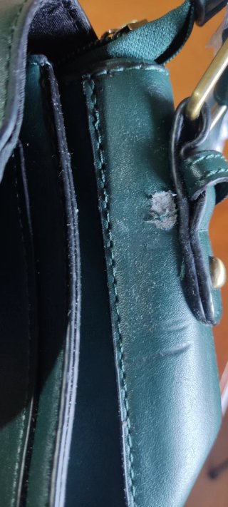 Bolso verde con cierre metálico