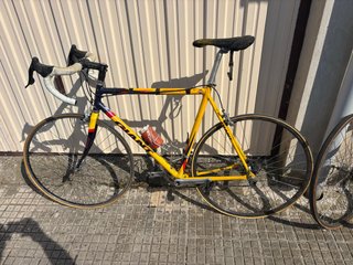 Bicicleta de carretera Giant amarilla