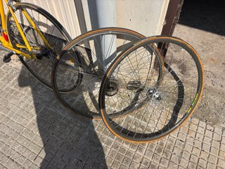 Bicicleta de carretera Giant amarilla