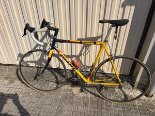 Bicicleta de carretera Giant amarilla