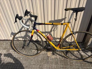 Bicicleta de carretera Giant amarilla
