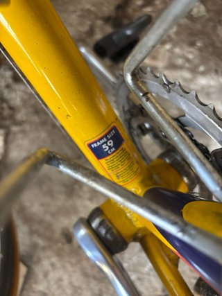 Bicicleta de carretera Giant amarilla