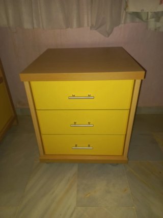 Dormitorio juvenil con cama nido y estanterías.