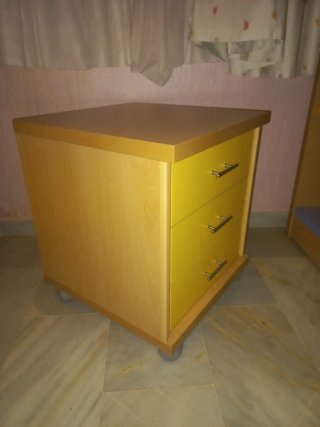 Dormitorio juvenil con cama nido y estanterías.