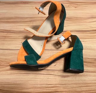 Zapatos de tacón ante verde y naranja