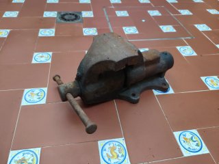 Tornillo de banco antiguo