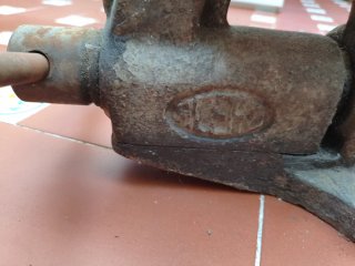 Tornillo de banco antiguo
