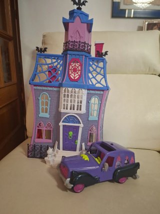 Casa Vampirina con Coche