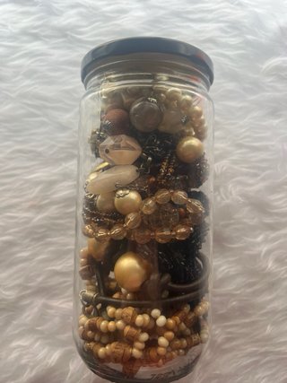 Tarro con joyas variadas