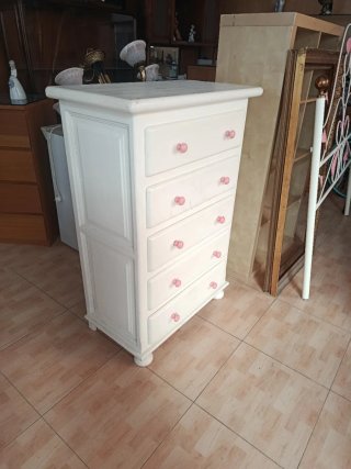 Cómoda blanca con tiradores rosas
