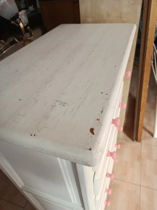 Cómoda blanca con tiradores rosas