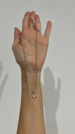 Collar Swarovski con piedra blanca