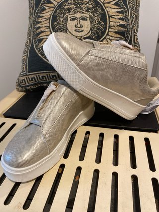 Zapatillas doradas con cremallera T.37