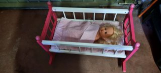 Cuna de muñeca balanceable rosa