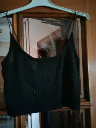 Top negro brillante tirantes finos