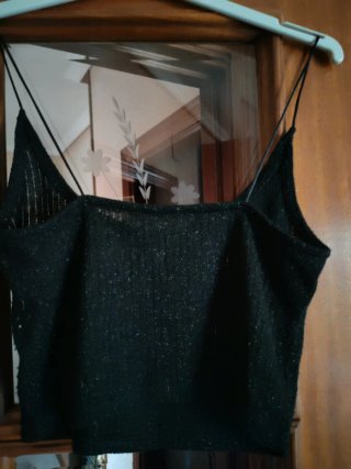 Top negro brillante tirantes finos