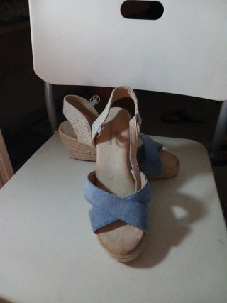Cuñas tacón bajo beige y azul