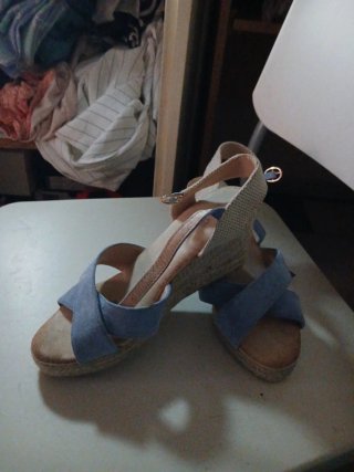 Cuñas tacón bajo beige y azul