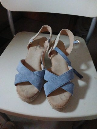Cuñas tacón bajo beige y azul