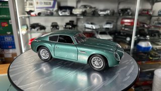Aston Martin DB4 Zagato 1960 escala 1:18