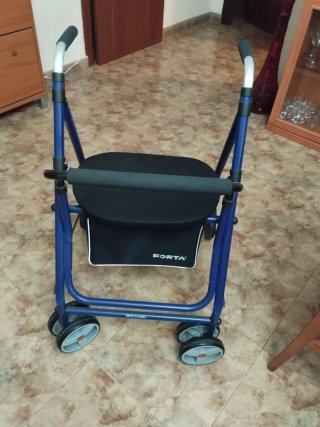 Andador azul con asiento y ruedas