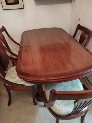 Mesa de comedor y 6 sillas de madera