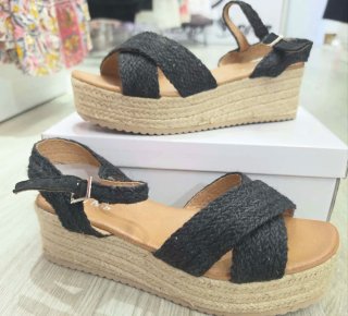 Sandalias cuña negras y beige