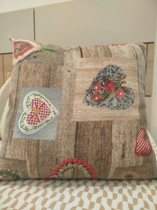 Cojín decorativo patchwork corazones