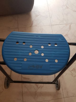 Andador con asiento azul