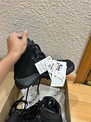 Botas de Montaña y Trekking La Sportiva Negras