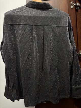 Camisa brillante plateada y negra